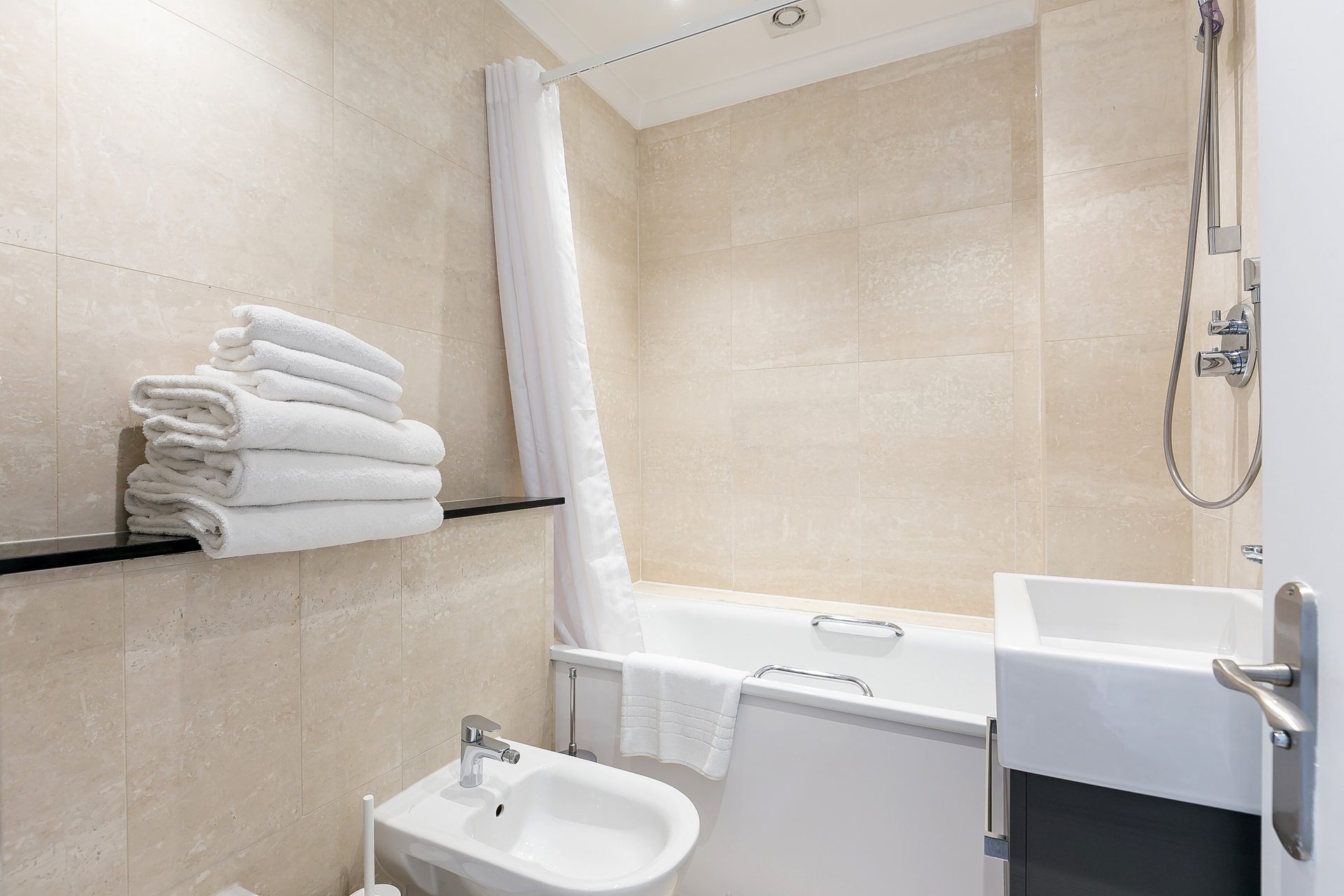 Three Bedroom Deluxe apartment 203 at Chilworth Court